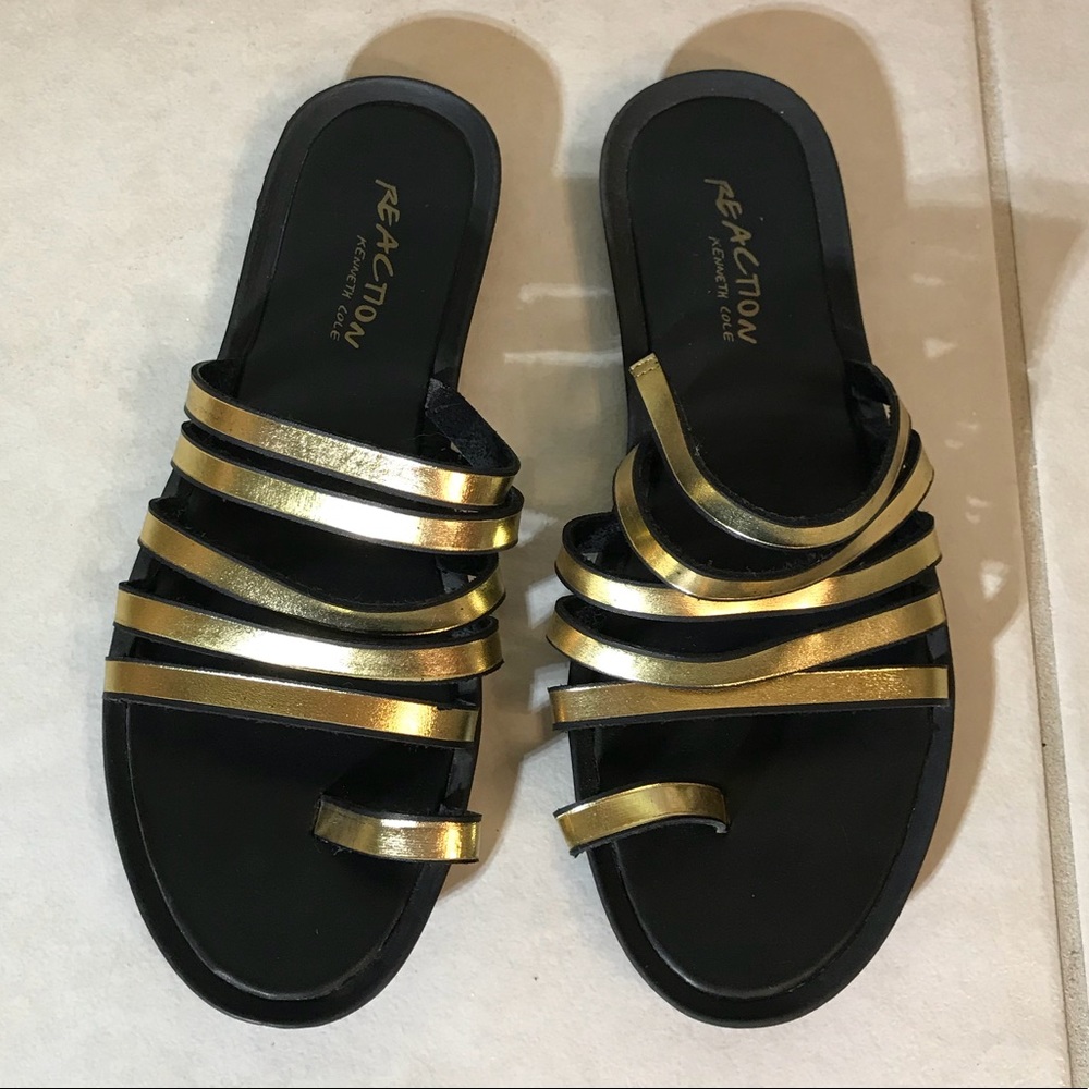 ☀️Kenneth Cole hold strappy summer slides!